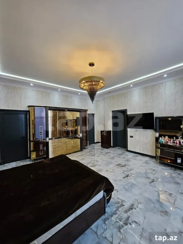 Satılır 9 otaqlı həyət evi