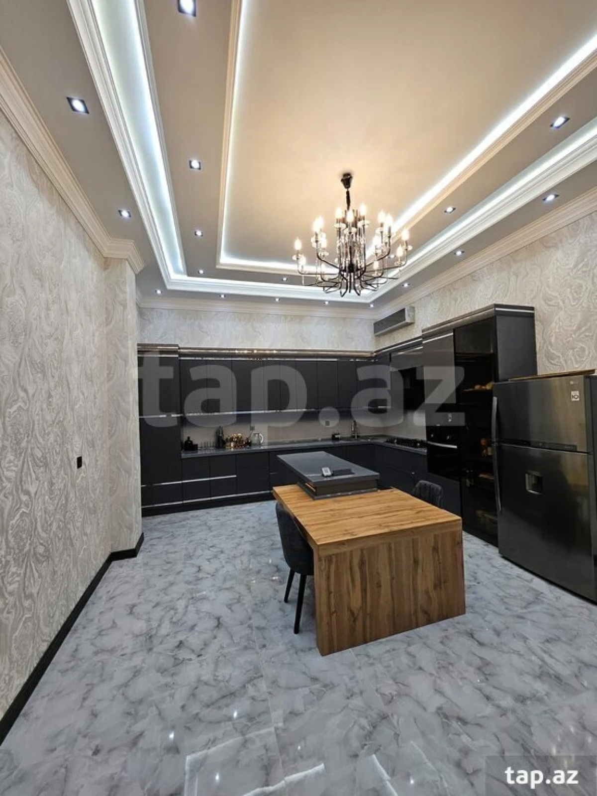 Satılır 9 otaqlı həyət evi