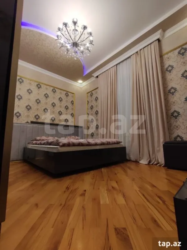 Satılır 8 otaqlı həyət evi