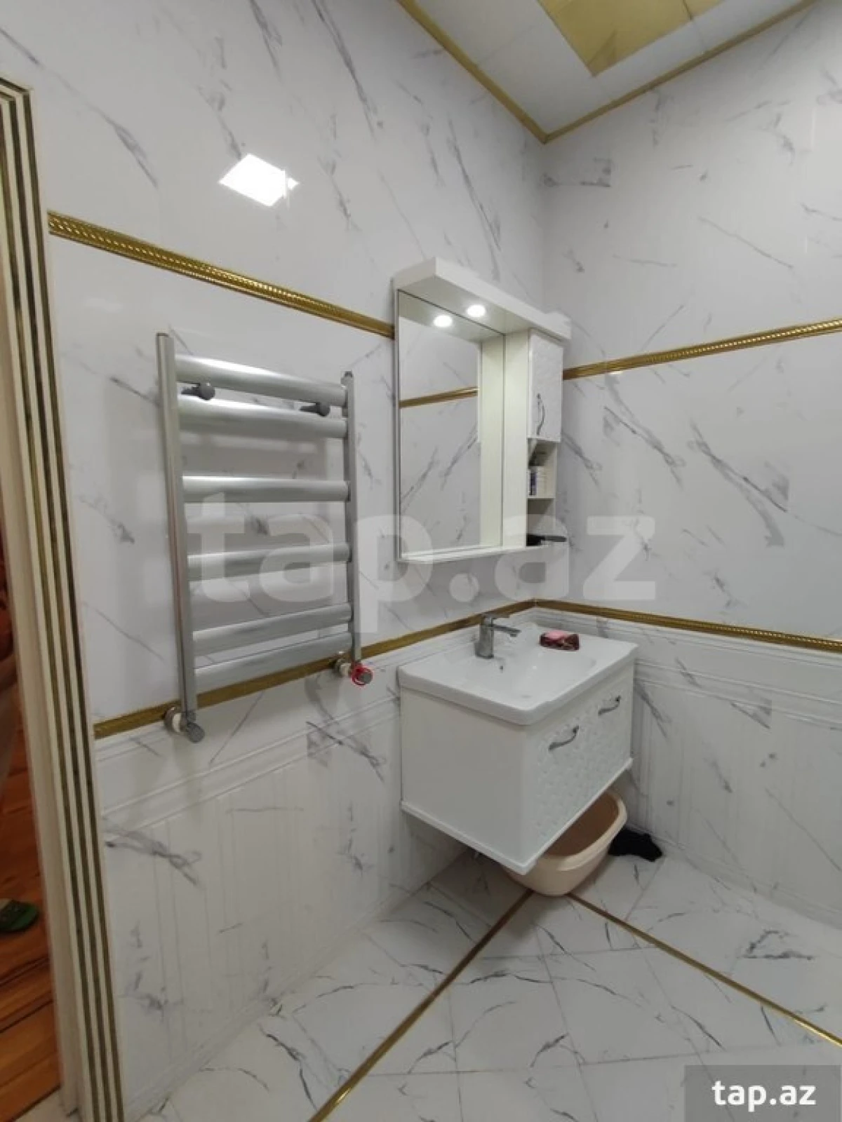 Satılır 8 otaqlı həyət evi