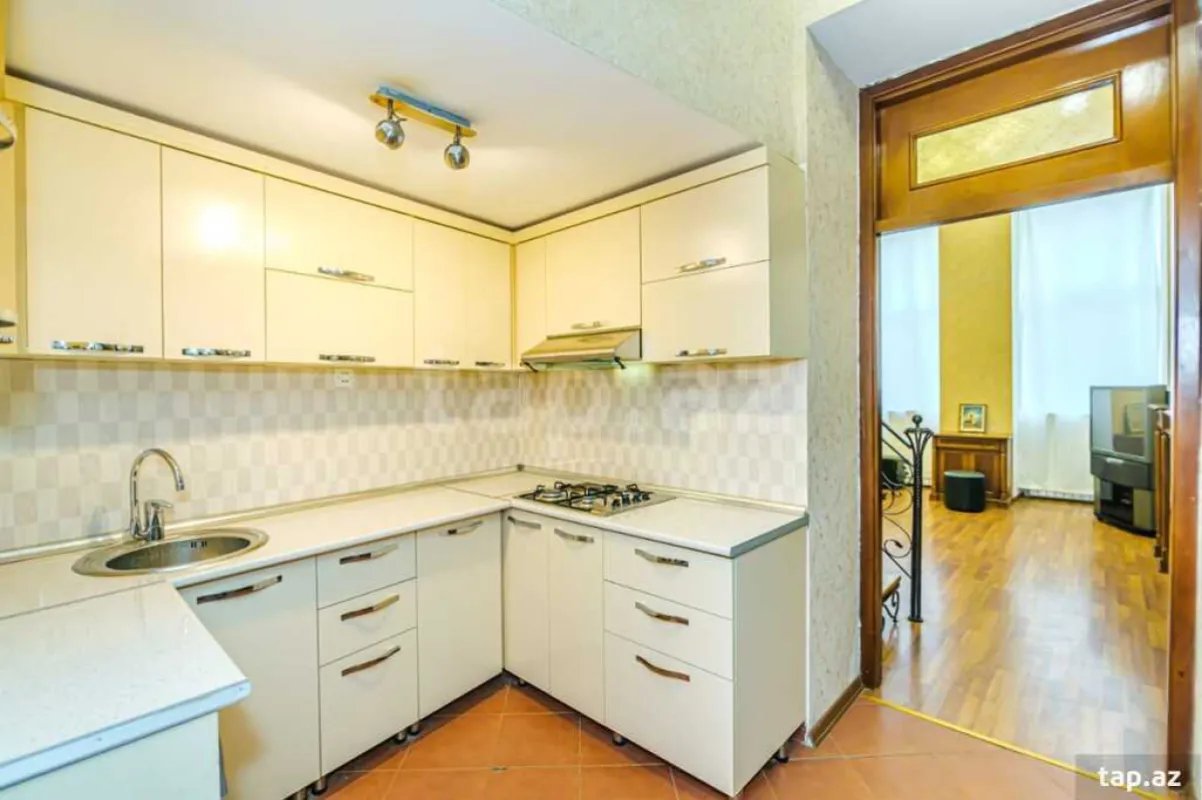 Kirayə verilir 2 otaqlı mənzil 80 m²