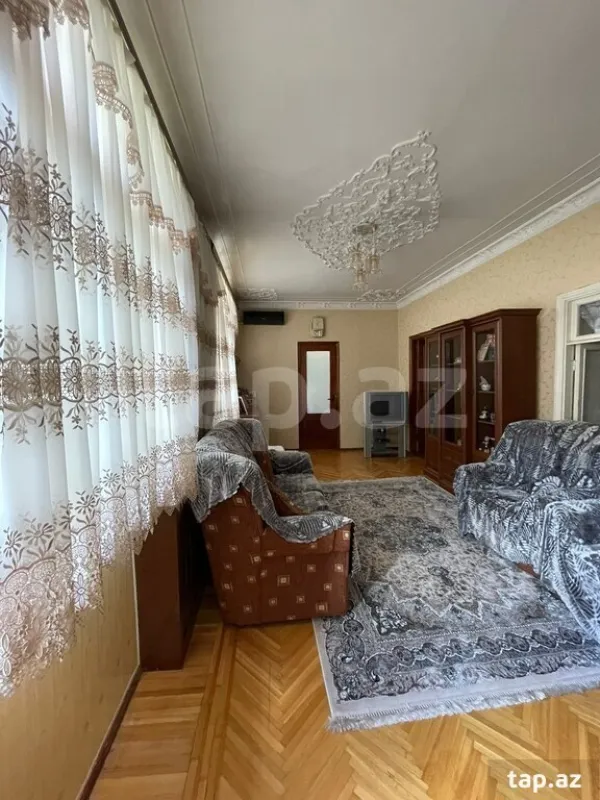 Satılır 9 otaqlı həyət evi 400 m²