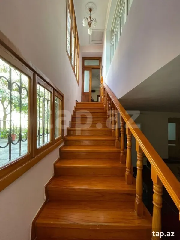 Satılır 9 otaqlı həyət evi 400 m²