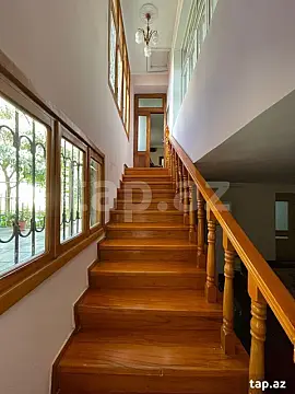 Satılır 9 otaqlı həyət evi 400 m²