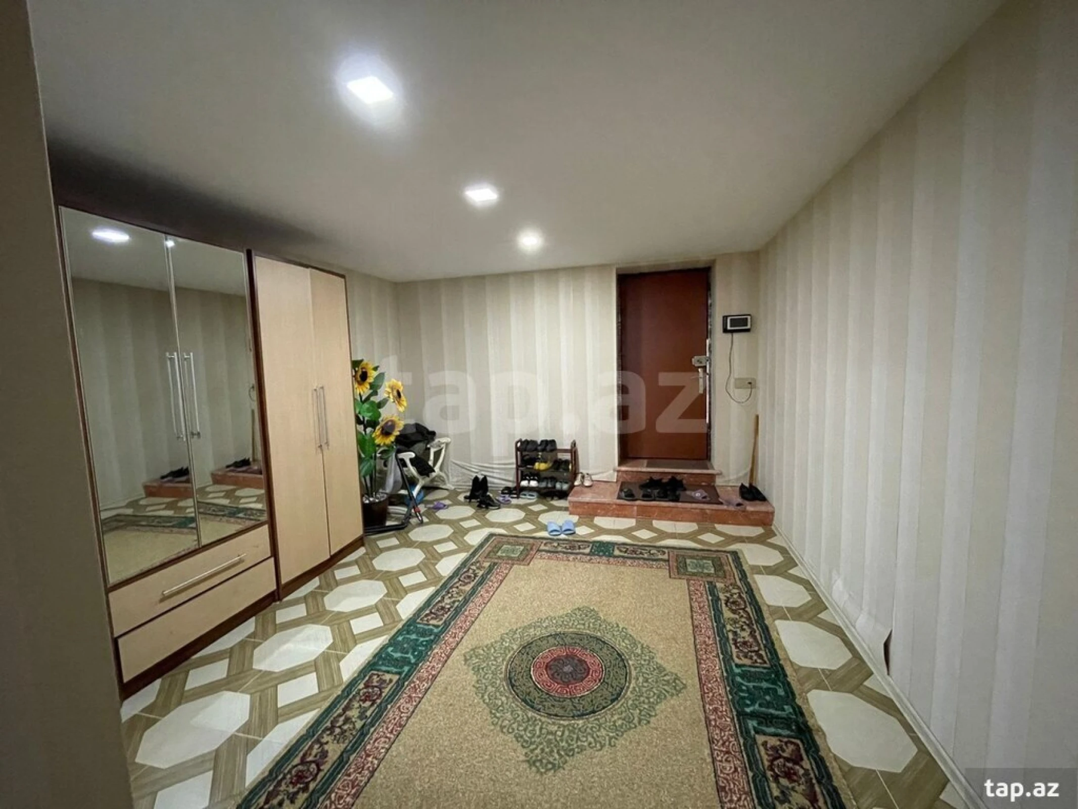 Satılır 9 otaqlı həyət evi 400 m²