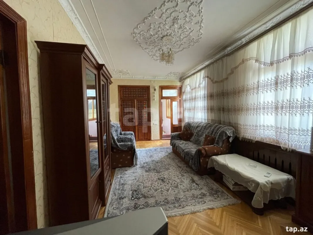 Satılır 9 otaqlı həyət evi 400 m²