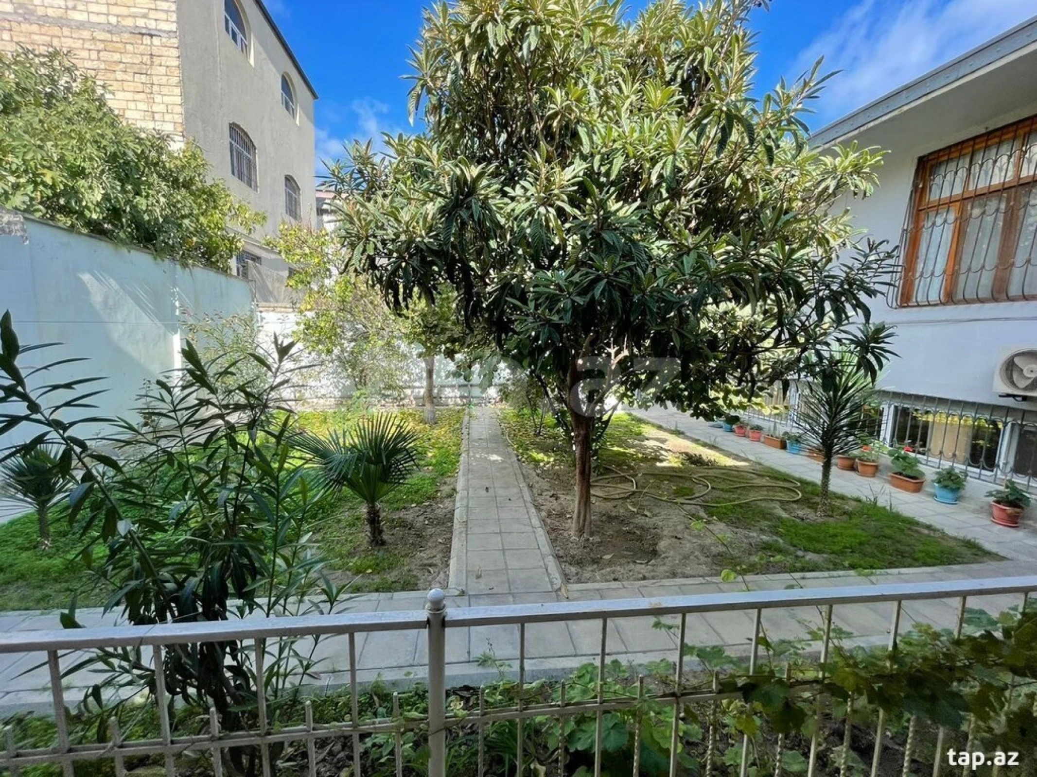 Satılır 9 otaqlı həyət evi 400 m²