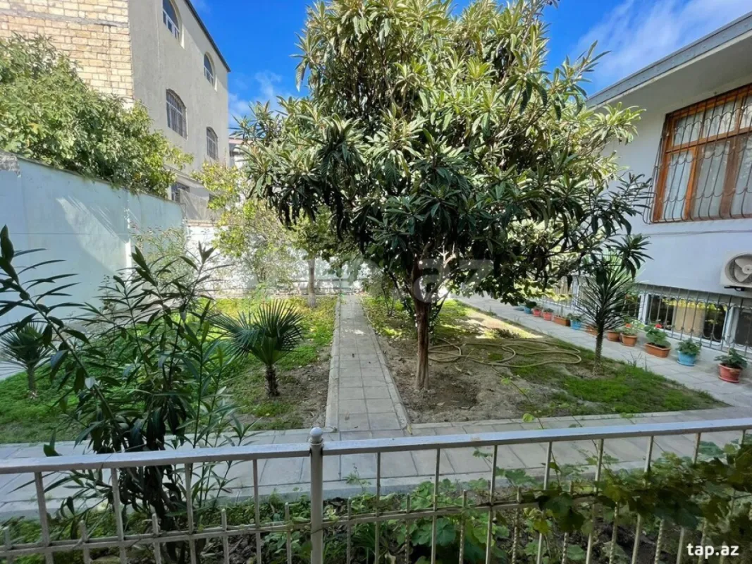 Satılır 9 otaqlı həyət evi 400 m²