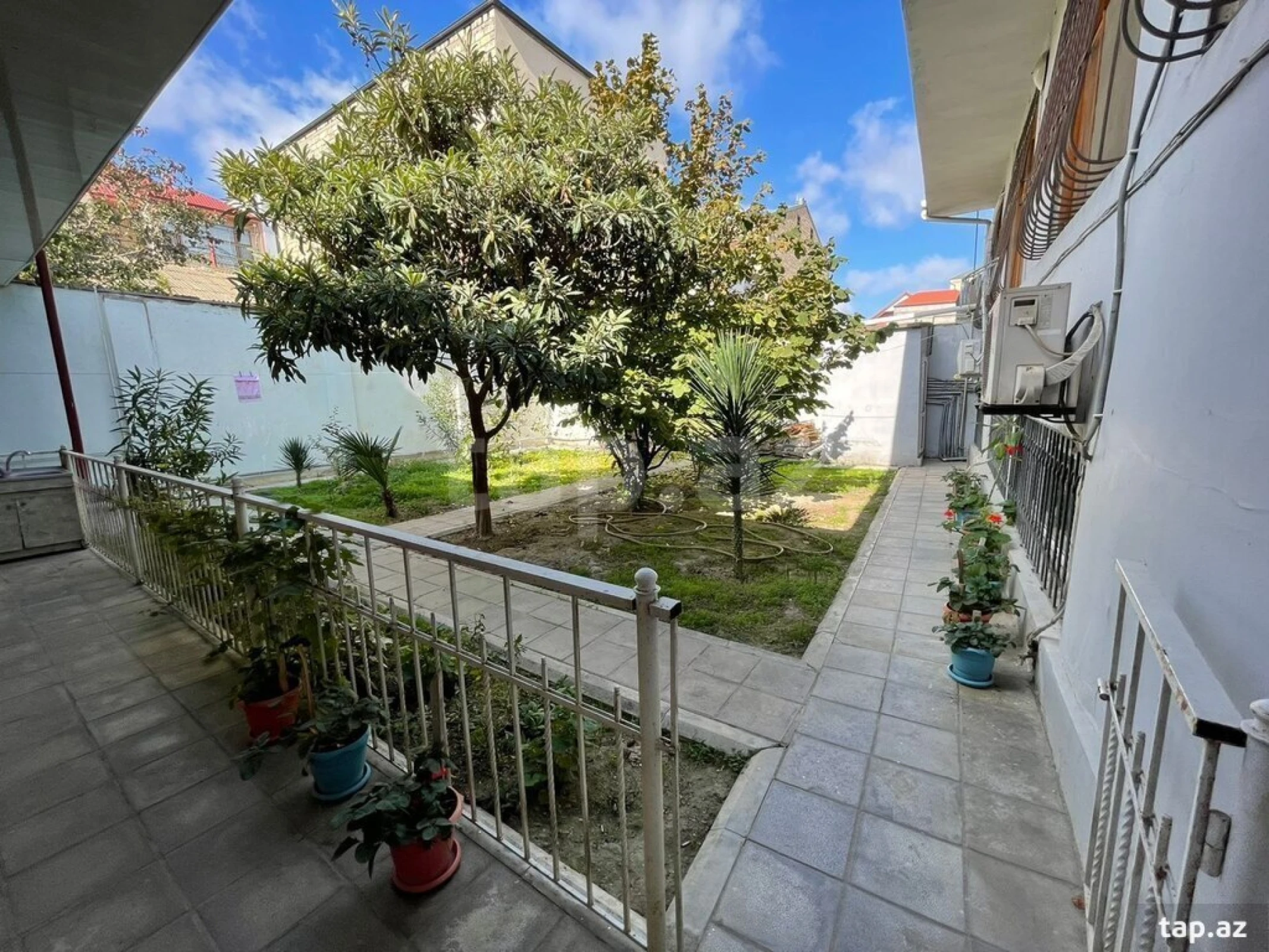 Satılır 9 otaqlı həyət evi 400 m²