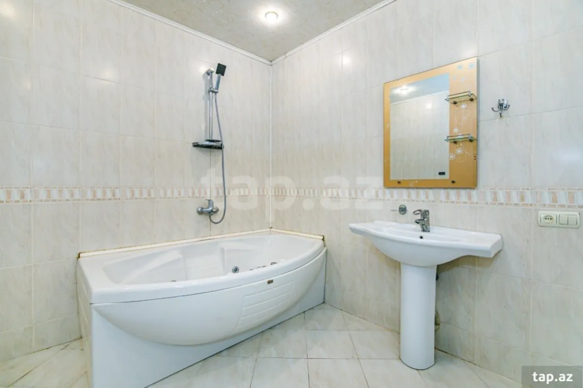 Kirayə verilir 3 otaqlı yeni tikili 170 m²