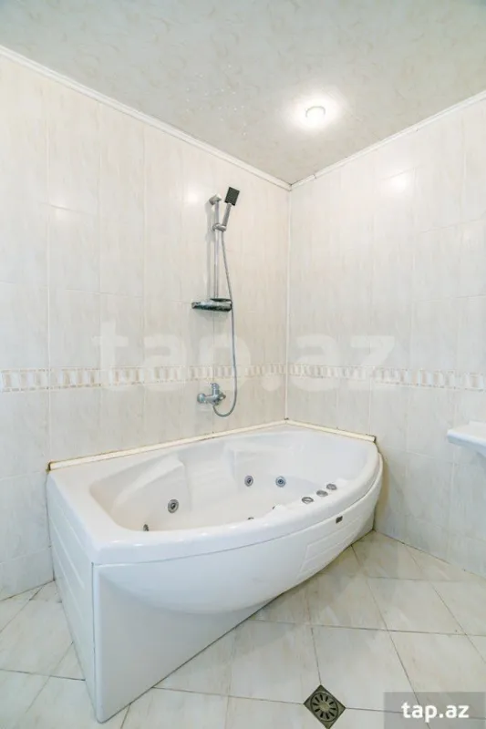 Kirayə verilir 3 otaqlı yeni tikili 170 m²