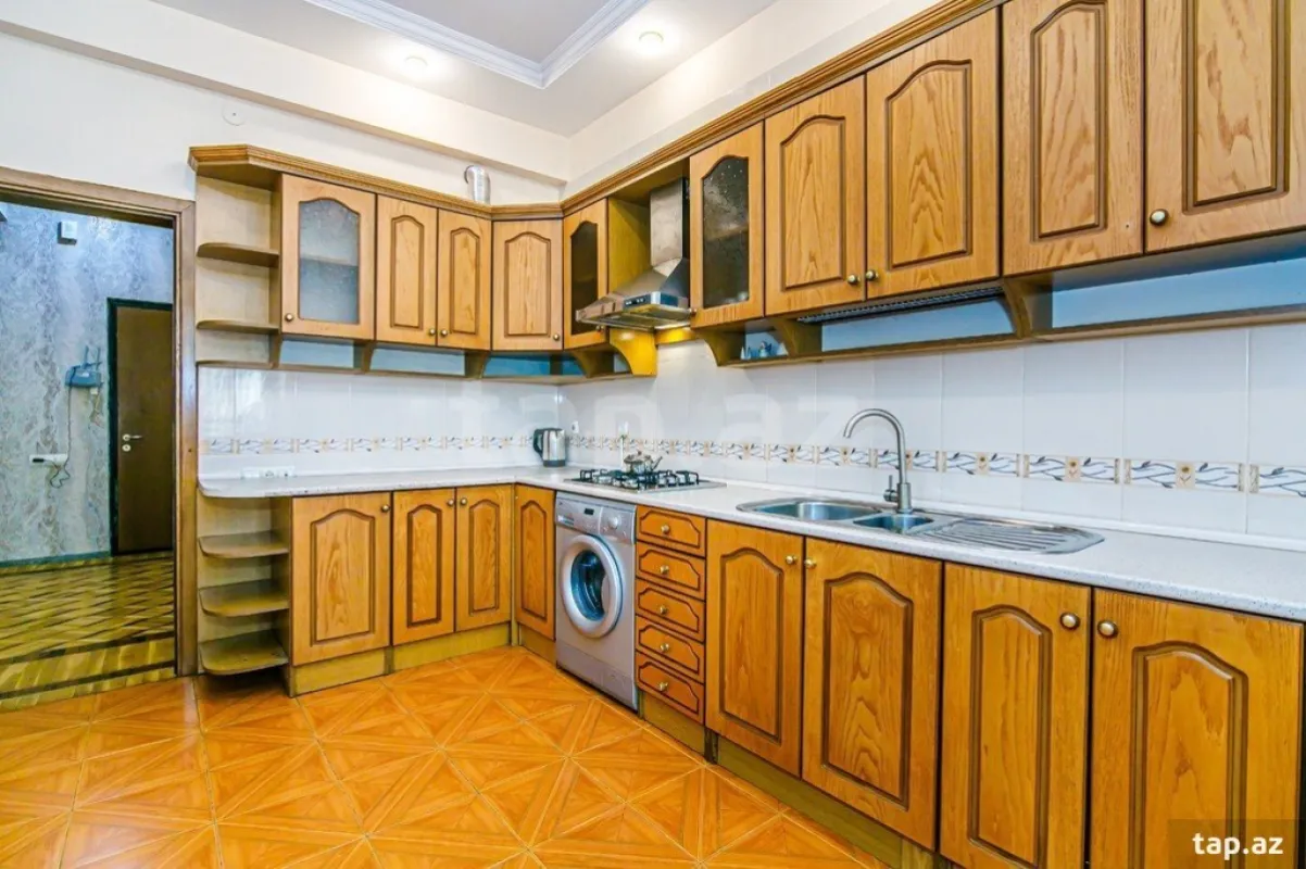 Kirayə verilir 3 otaqlı yeni tikili 170 m²