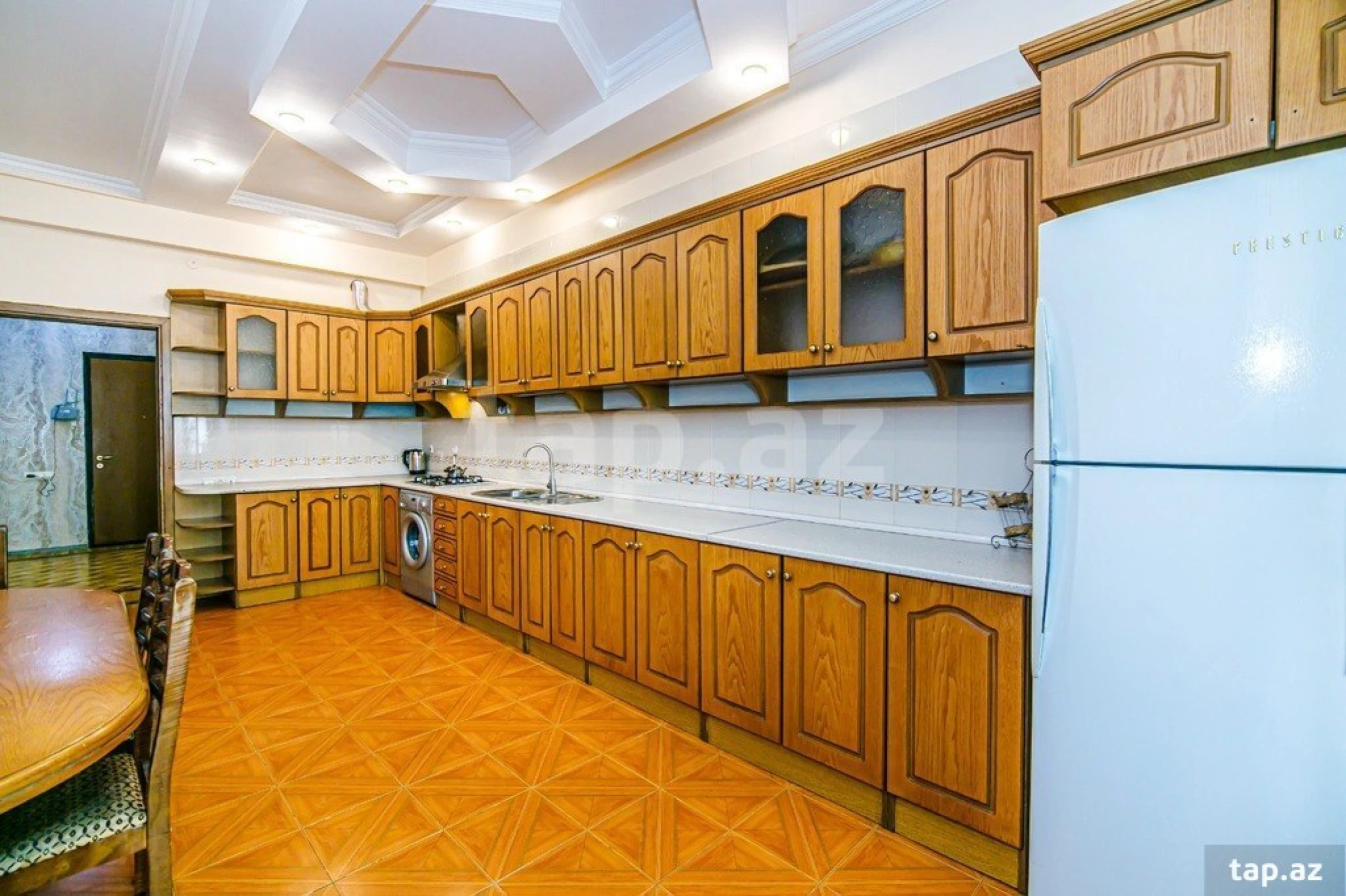 Kirayə verilir 3 otaqlı yeni tikili 170 m²