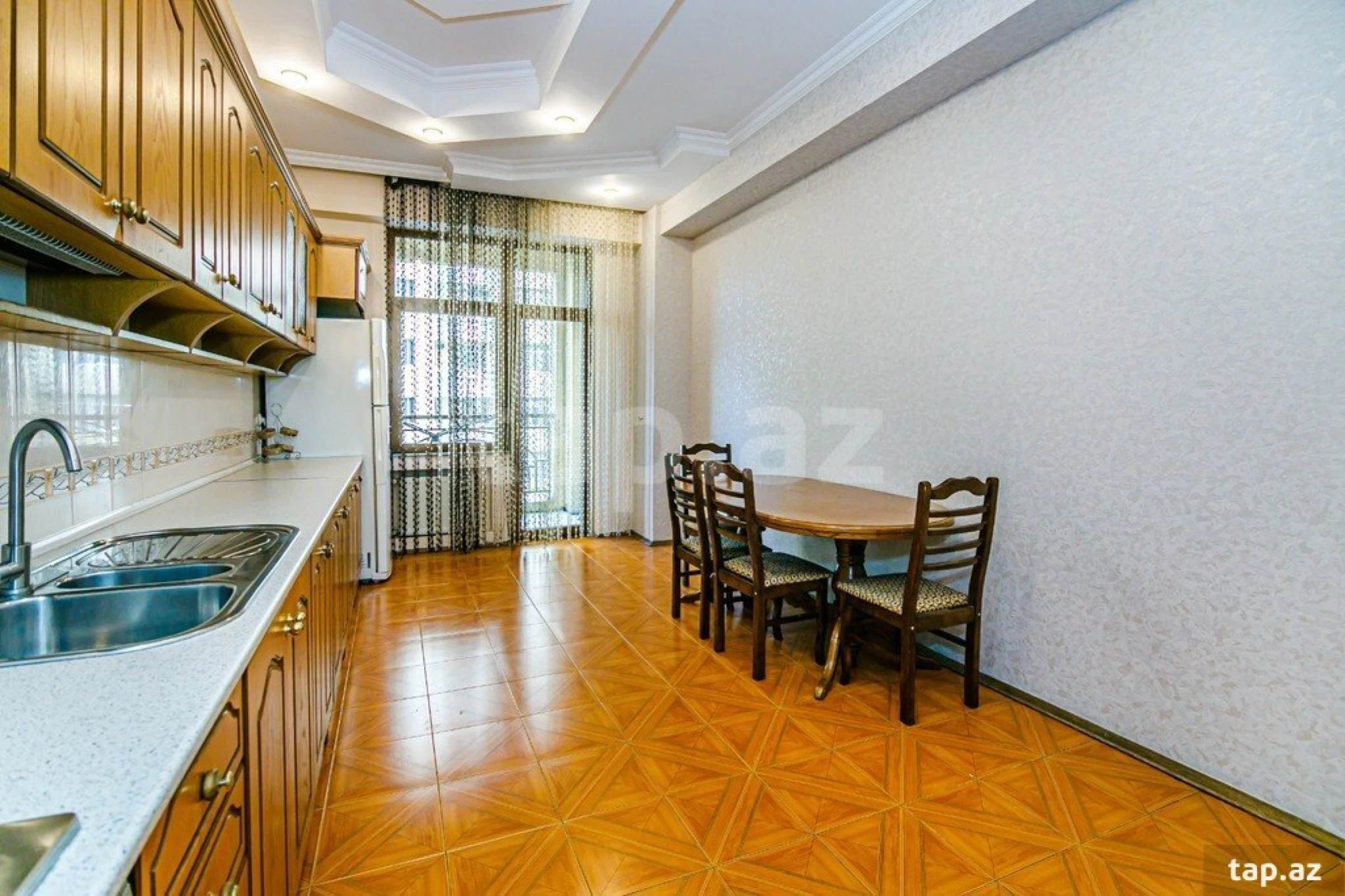 Kirayə verilir 3 otaqlı yeni tikili 170 m²