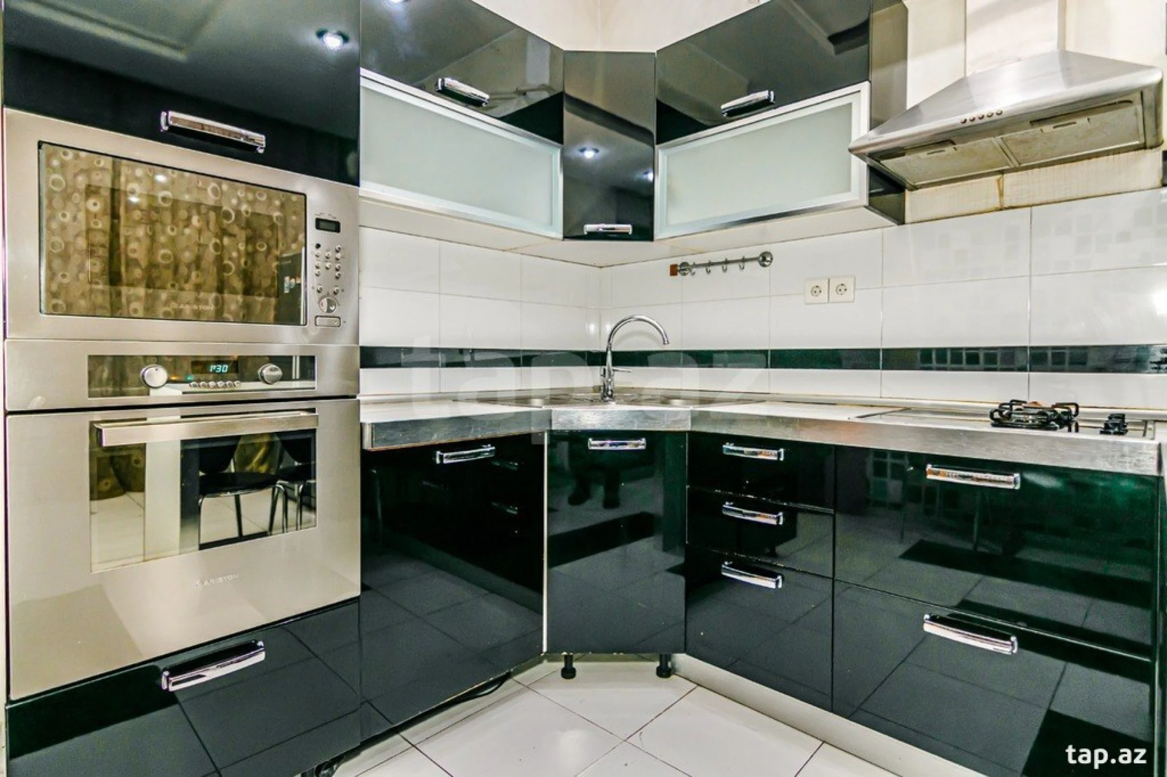 Kirayə verilir 4 otaqlı yeni tikili 200 m²