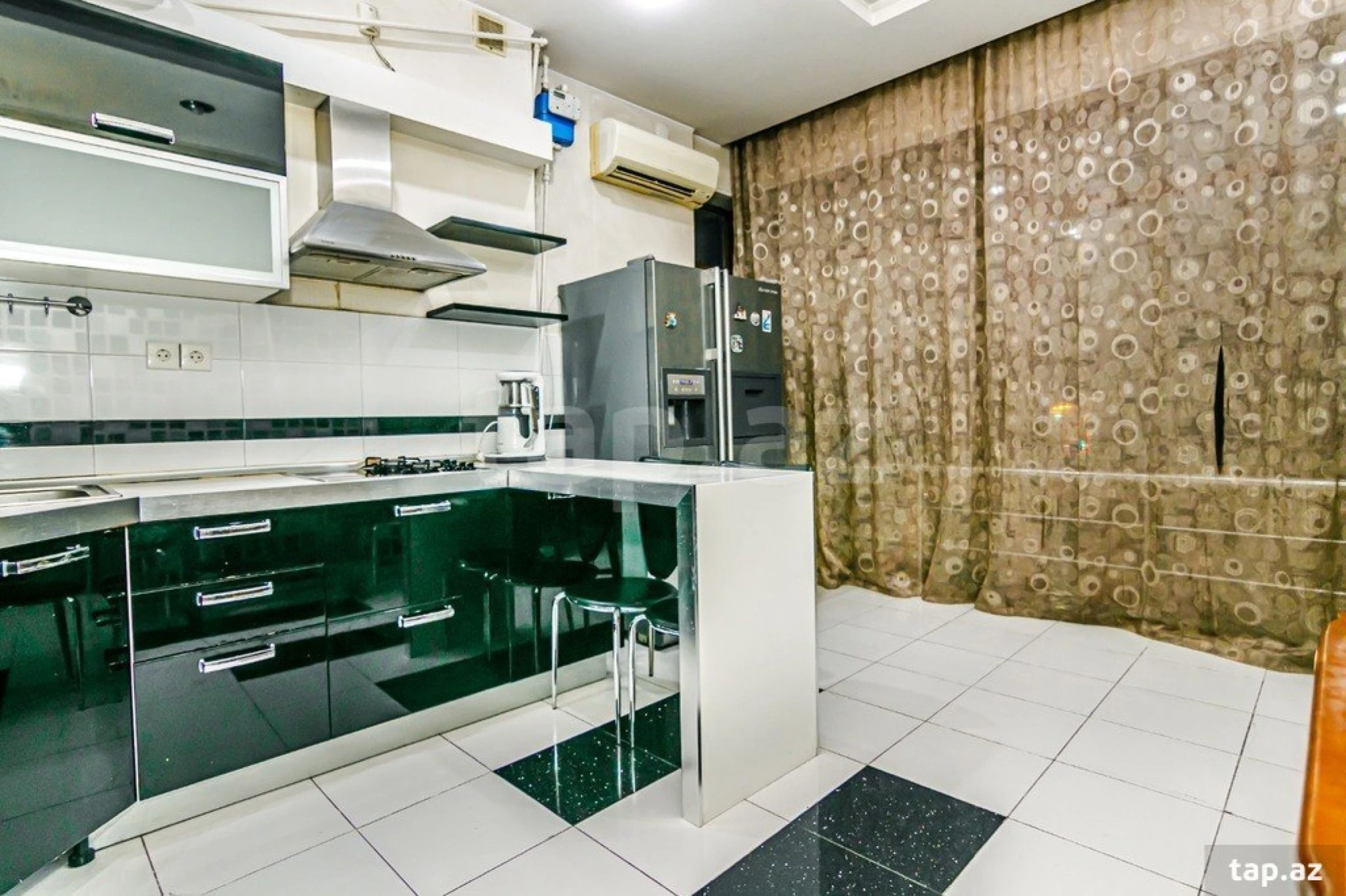 Kirayə verilir 4 otaqlı yeni tikili 200 m²