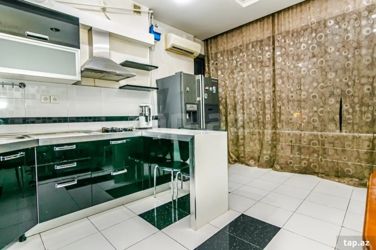 Kirayə verilir 4 otaqlı yeni tikili 200 m²