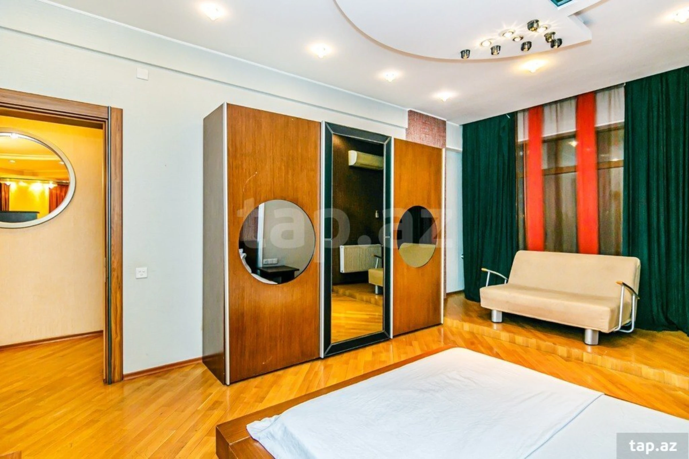 Kirayə verilir 4 otaqlı yeni tikili 200 m²