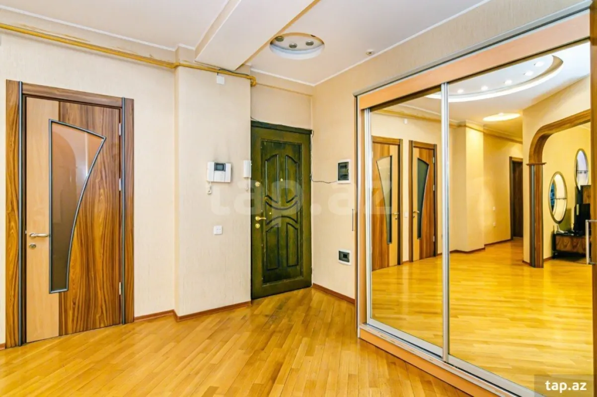 Kirayə verilir 4 otaqlı yeni tikili 200 m²