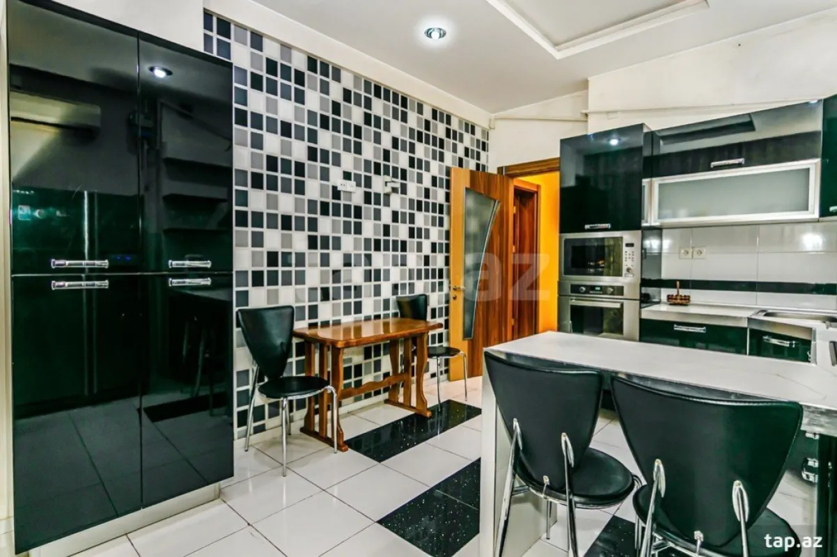 Kirayə verilir 4 otaqlı yeni tikili 200 m²