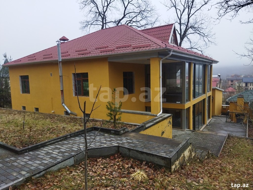 Satılır 12 otaqlı həyət evi 400 m²