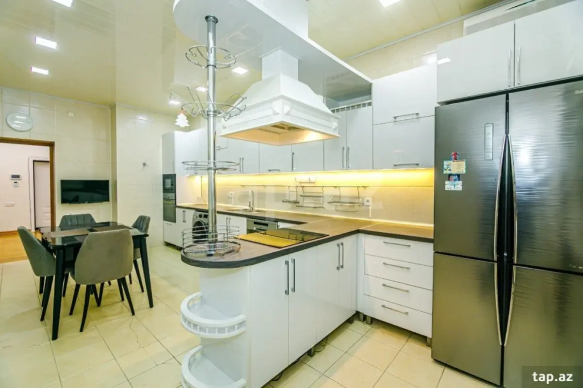Kirayə verilir 4 otaqlı yeni tikili 250 m²