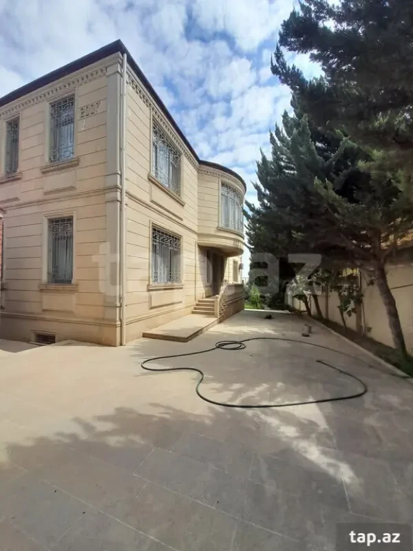 Satılır 10 otaqlı həyət evi 640 m²