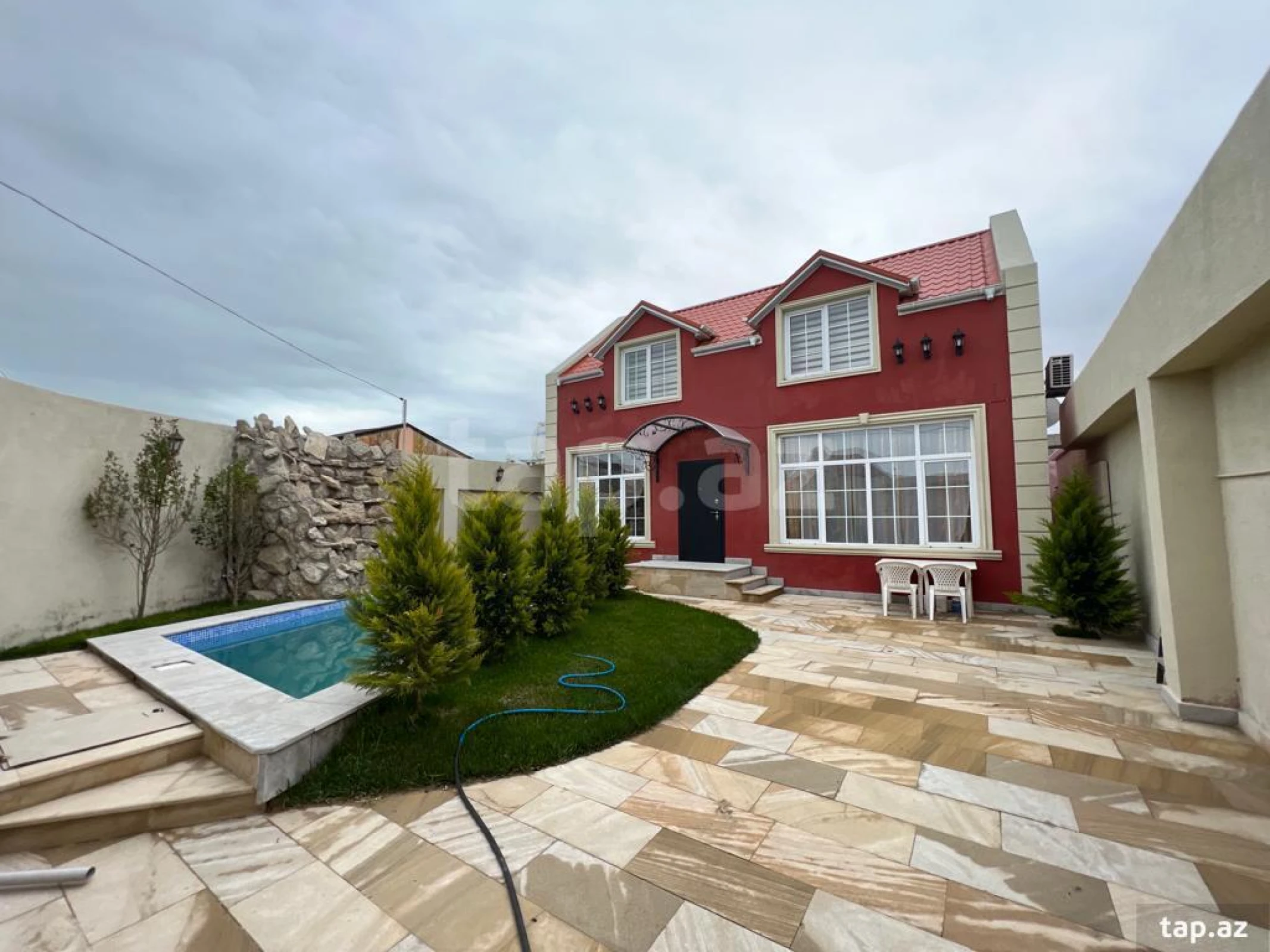 Kirayə verilir 5 otaqlı həyət evi