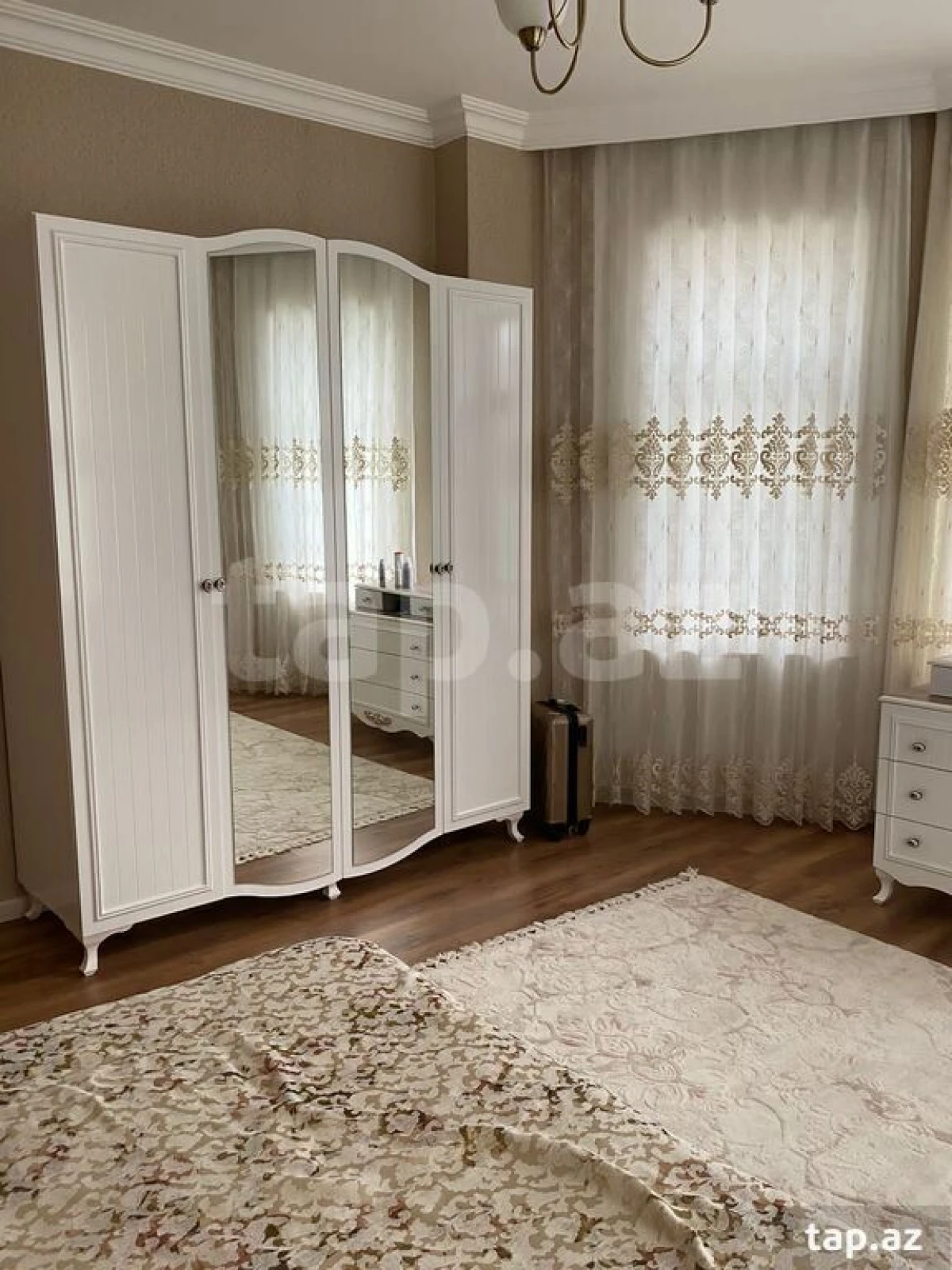 Satılır 5 otaqlı həyət evi 360 m²