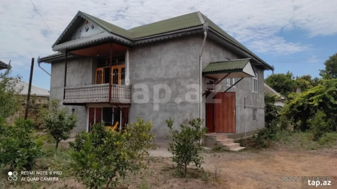 Satılır 6 otaqlı həyət evi 300 m²