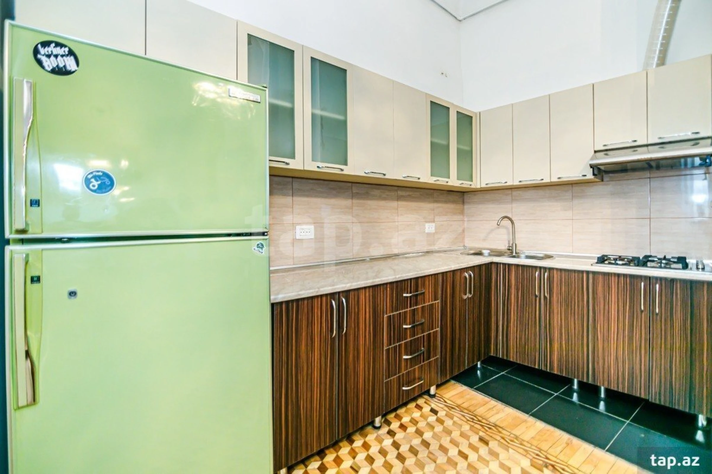 Kirayə verilir 5 otaqlı mənzil 260 m²