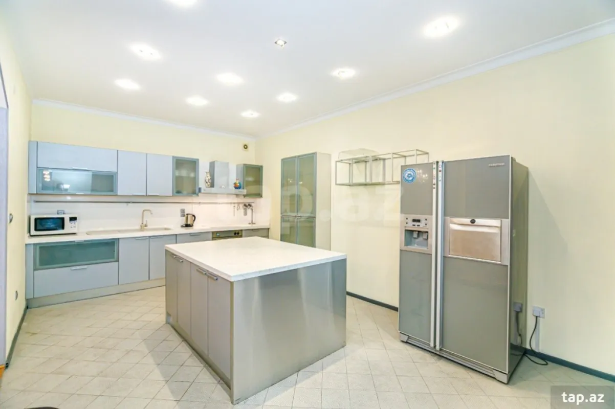 Kirayə verilir 3 otaqlı yeni tikili 205 m²