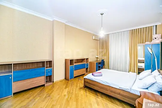 Kirayə verilir 3 otaqlı yeni tikili 205 m²