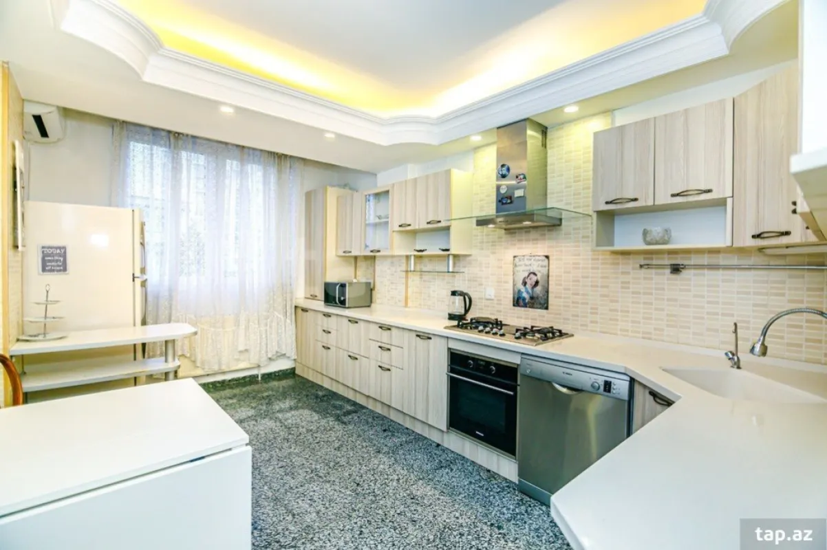 Kirayə verilir 4 otaqlı mənzil 165 m²