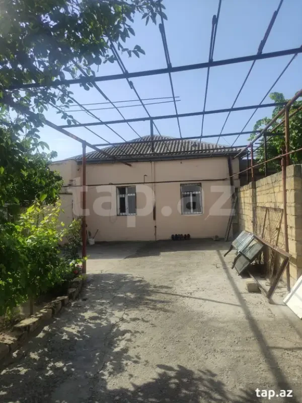 Satılır 8 otaqlı həyət evi 200 m²