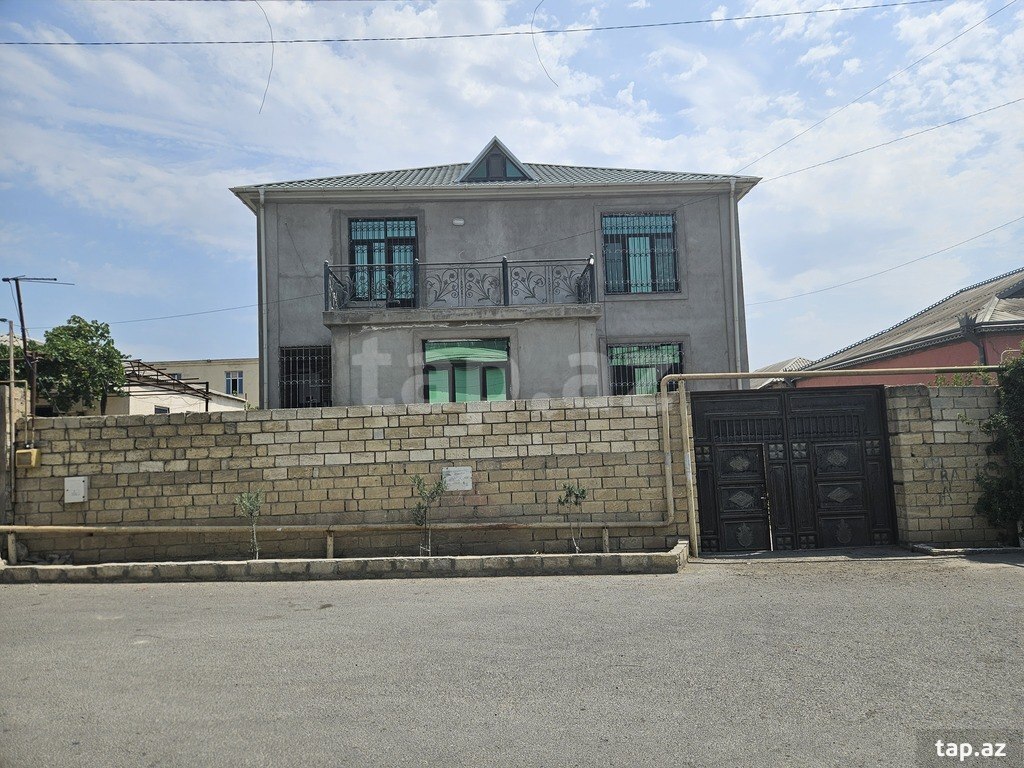 Satılır 8 otaqlı həyət evi 300 m²