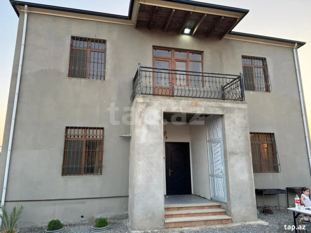 Satılır 5 otaqlı həyət evi