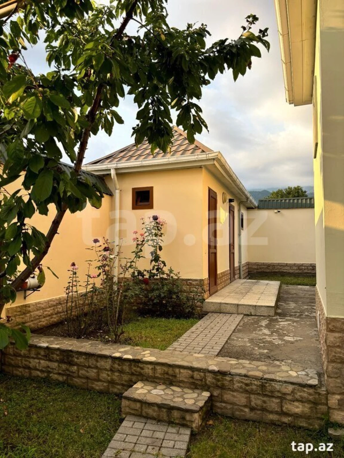 Satılır 4 otaqlı həyət evi