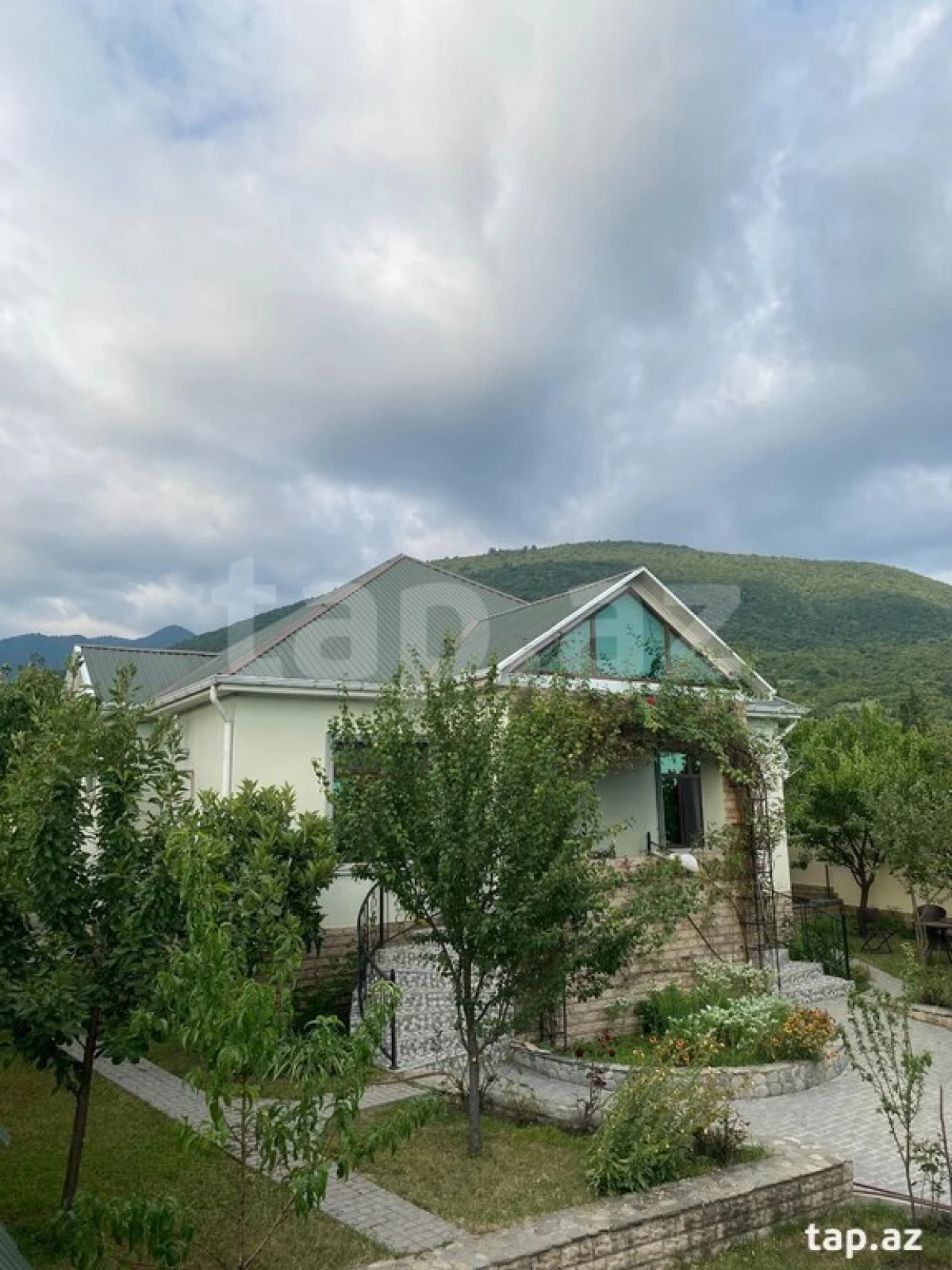 Satılır 4 otaqlı həyət evi