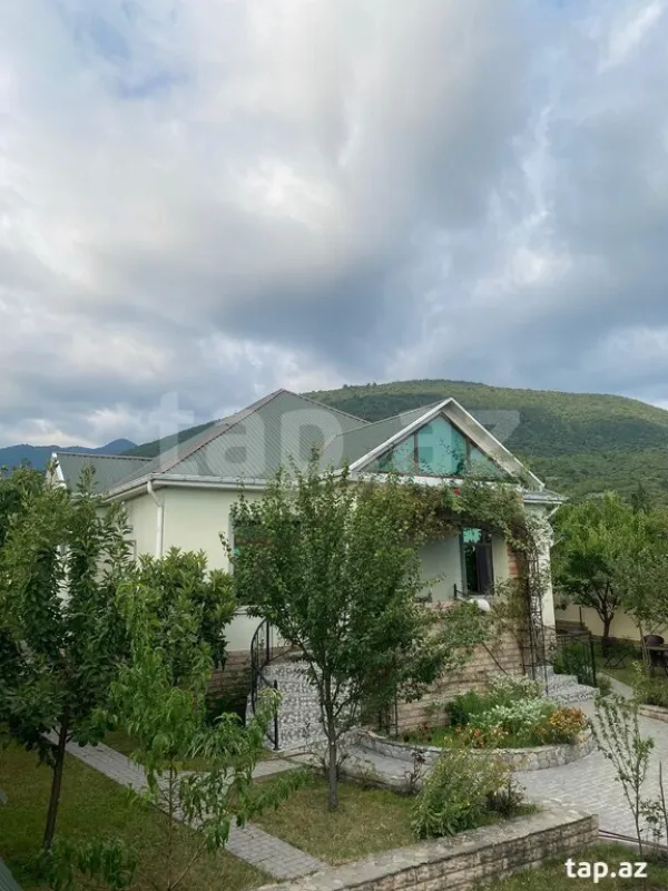 Satılır 4 otaqlı həyət evi