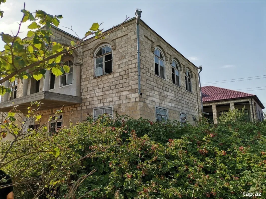 Satılır 6 otaqlı həyət evi