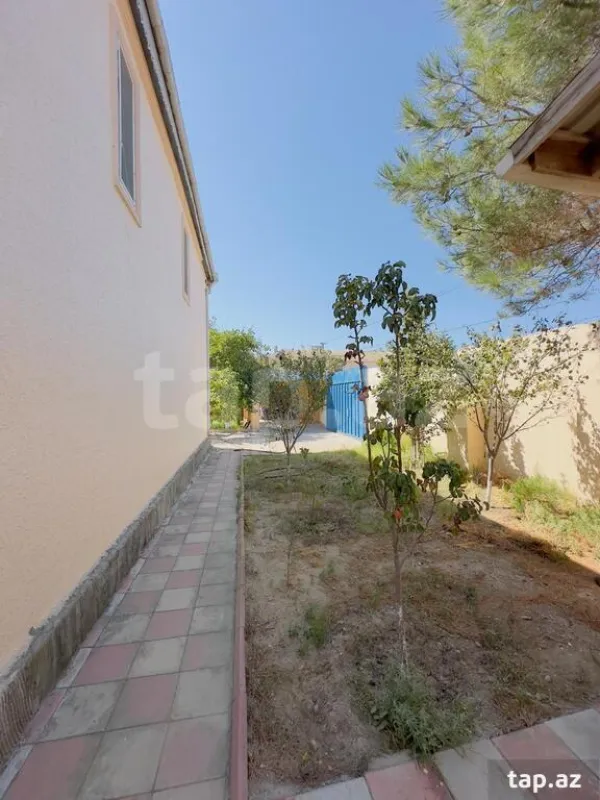 Satılır 11 otaqlı həyət evi