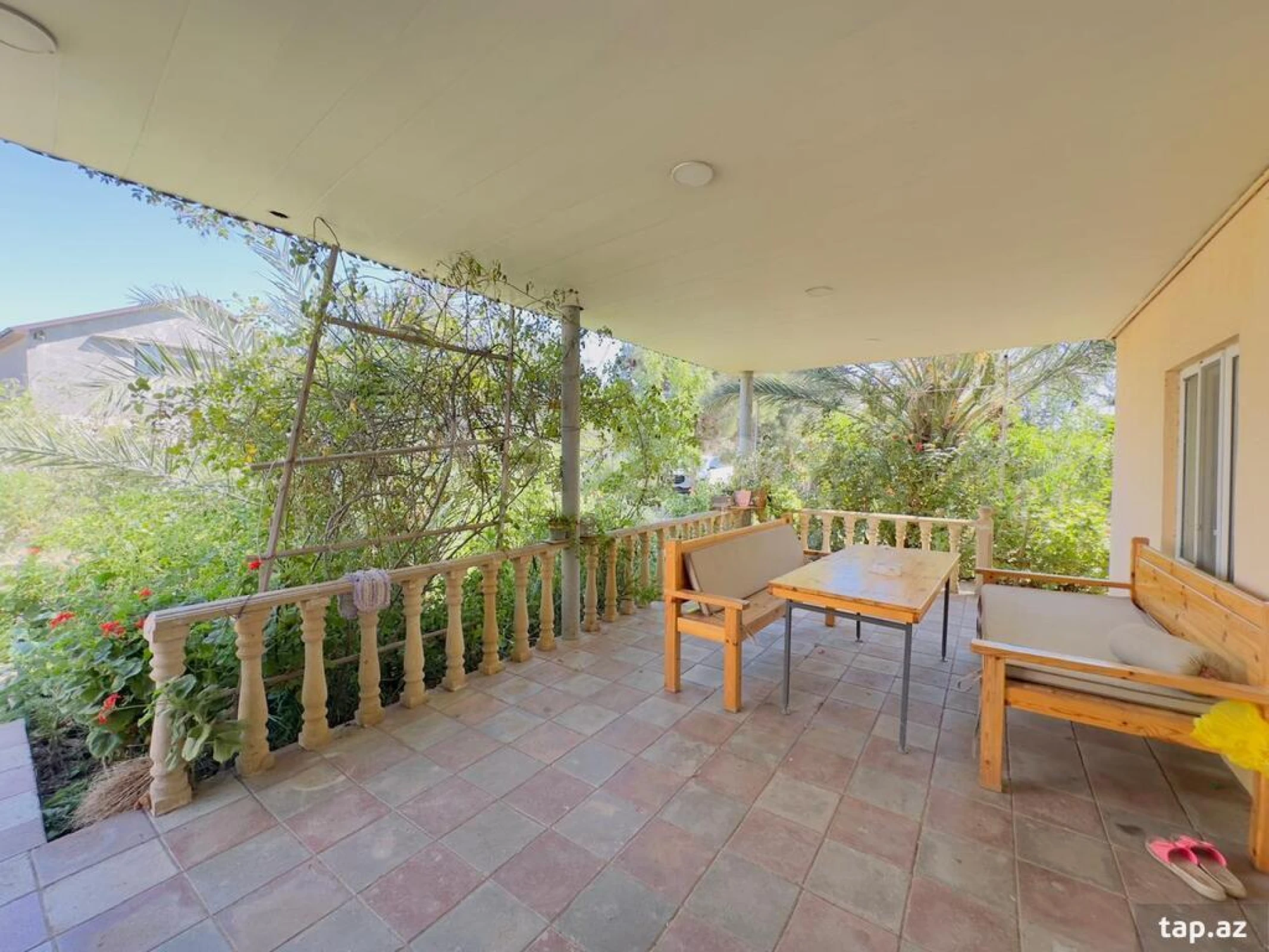 Satılır 11 otaqlı həyət evi