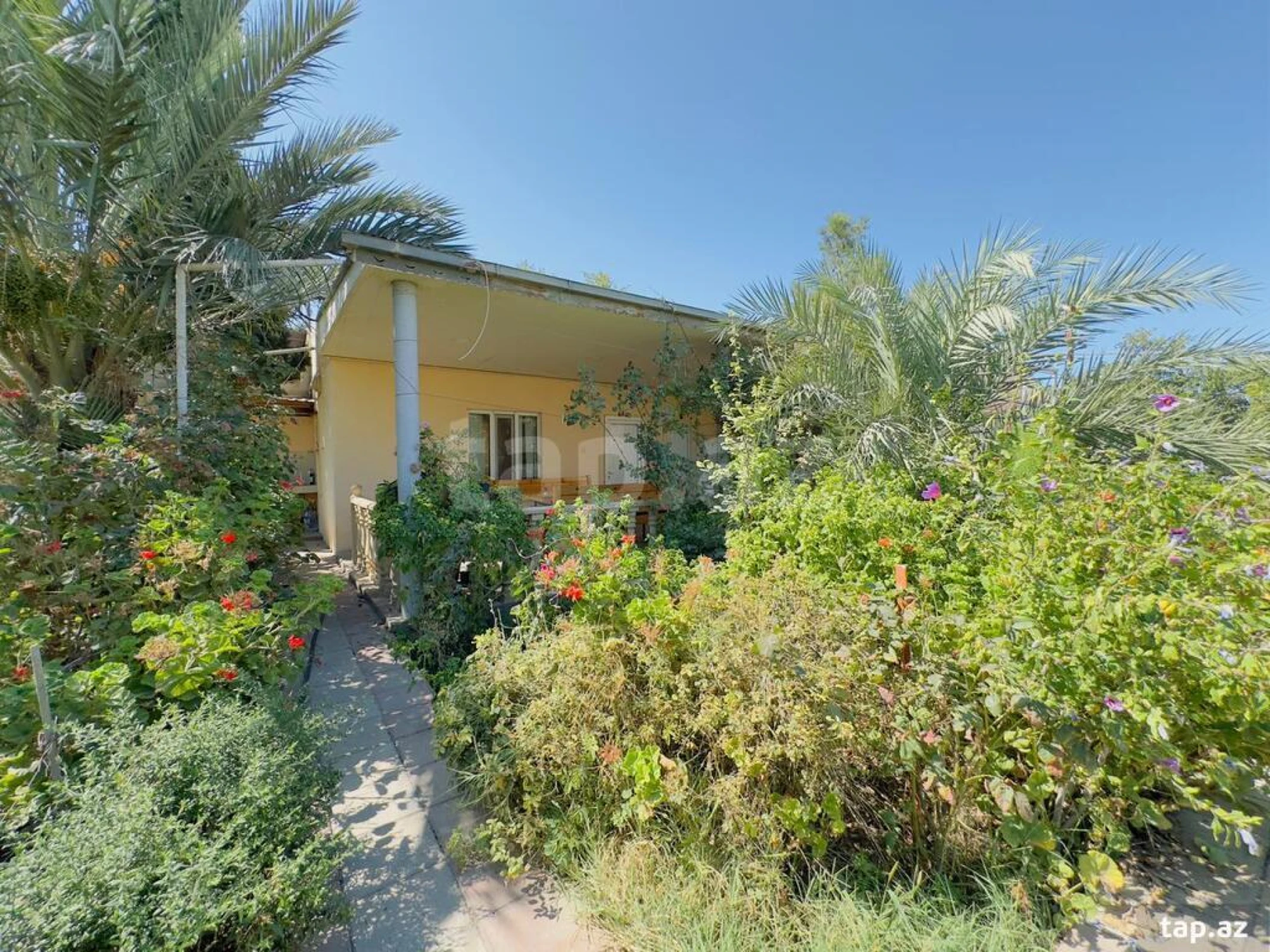 Satılır 11 otaqlı həyət evi