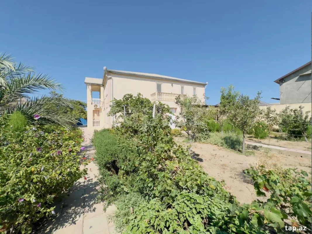 Satılır 11 otaqlı həyət evi