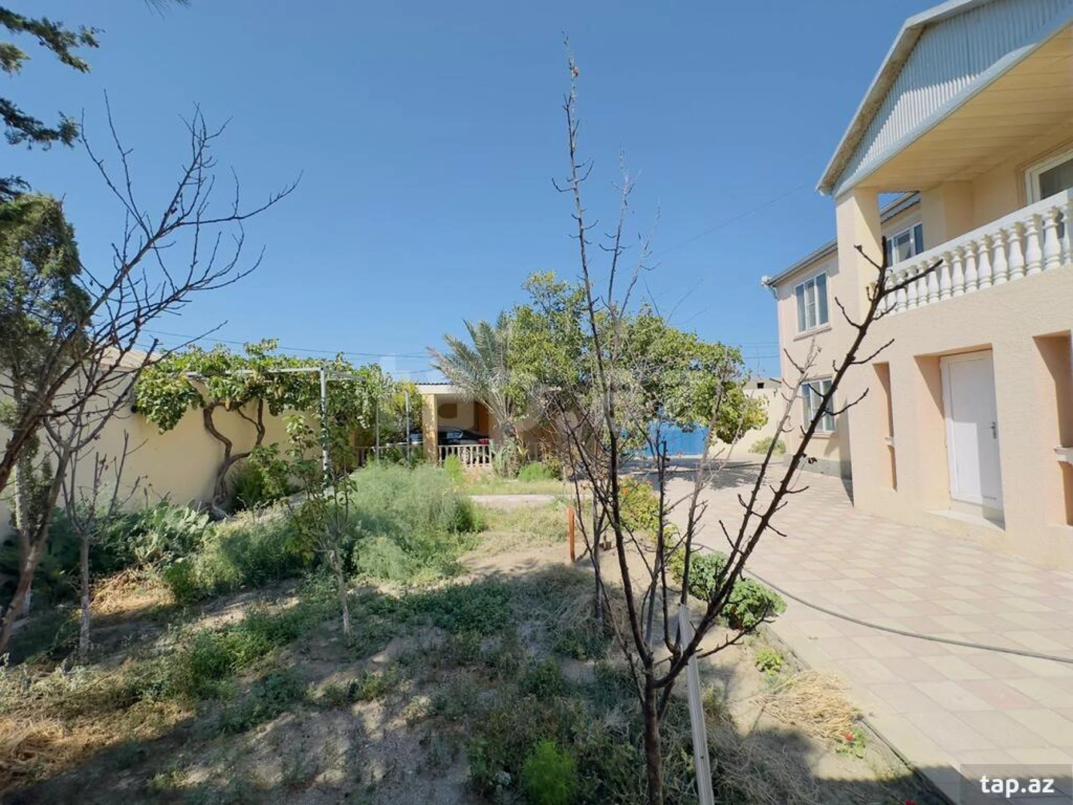 Satılır 11 otaqlı həyət evi