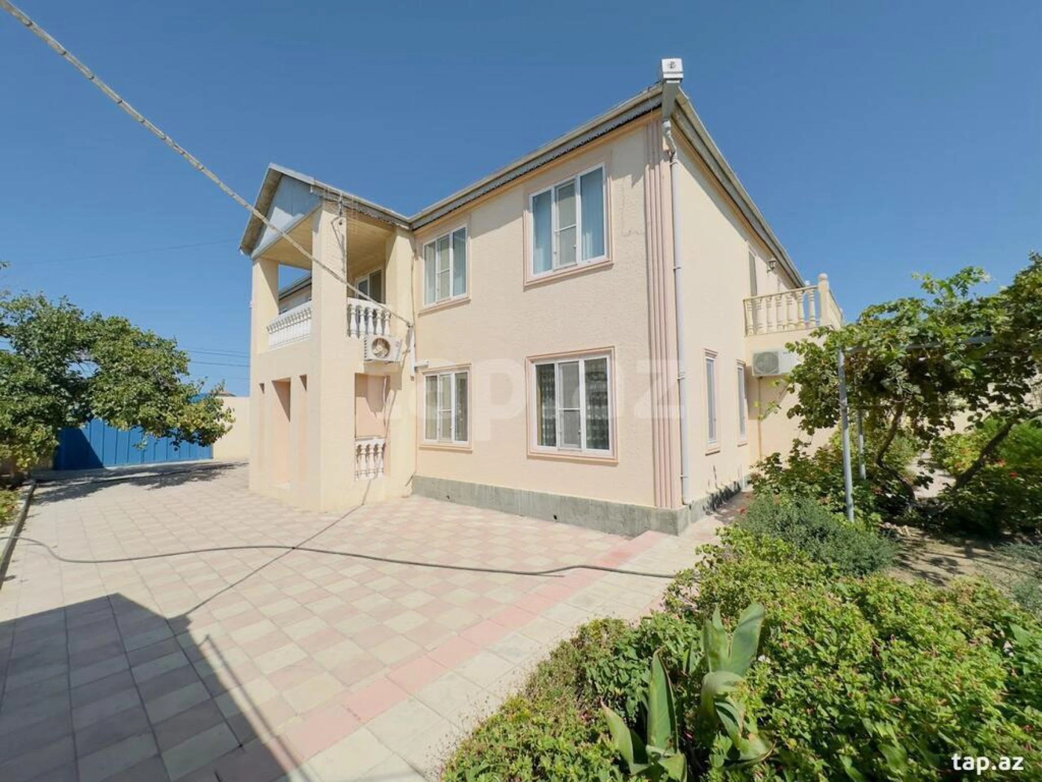 Satılır 11 otaqlı həyət evi