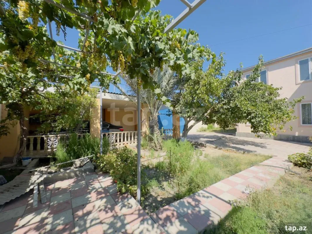 Satılır 11 otaqlı həyət evi