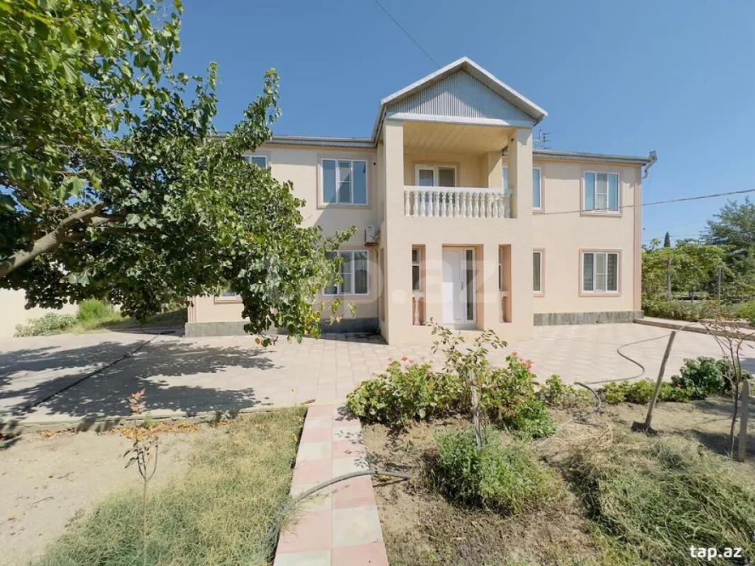 Satılır 11 otaqlı həyət evi