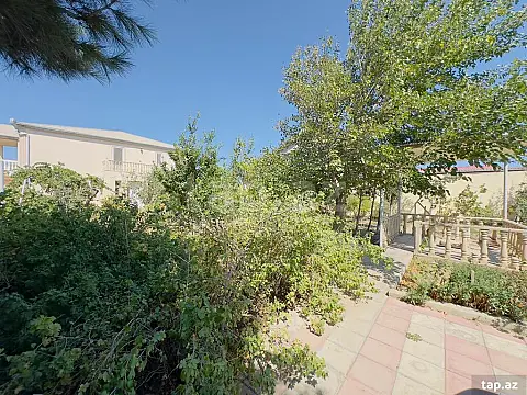 Satılır 11 otaqlı həyət evi